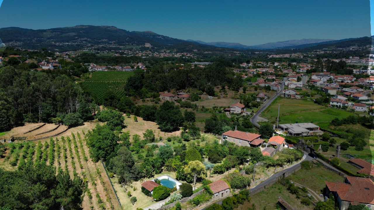 Aerial view of Quinta da Monte with the property boundary marked, showing the house, pool, vineyard rows, and surrounding hills of Santa Comba, Ponte de Lima